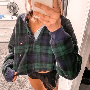 vintage + trendy tommy hilfiger cropped sweater